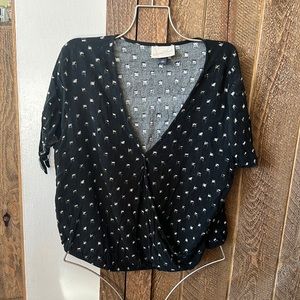 Universal Thread. Size Large. Tie sleeve bubble clip dot top. Rayon. Cross front